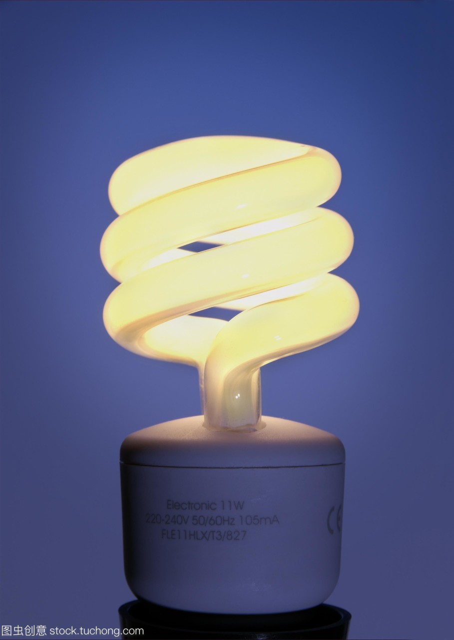 節(jié)能燈泡。這種緊湊型熒光燈泡由含有惰性氣體和汞蒸氣的含磷玻璃管組成。當電流通過管道時,汞氣體會被激發(fā),并導(dǎo)致磷發(fā)光。普通的燈絲白熾燈只有10%的能量是光,其余的是熱量。緊湊型熒光燈比燈絲產(chǎn)生的熱量要少得多,因此更多的電能轉(zhuǎn)化為光,提高了效率。